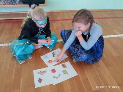 uczennice rozwiązują zadania 