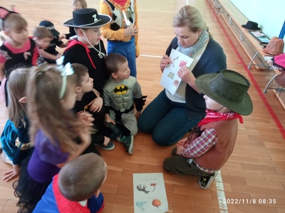 uczniowie rozwiązują zadania