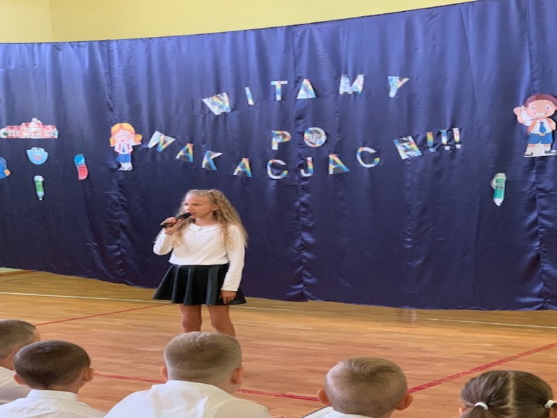 uczennica recytuje wiersz 