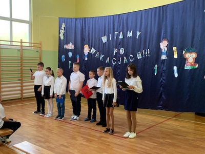 uczniowie recytujący wiersze