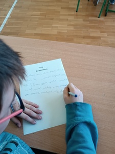 UCZEŃ ROZWIĄZUJE ZADANIE W JĘZYKU ANGIELSKIM 