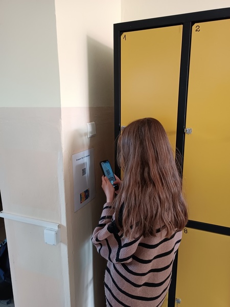 uczennica skanuje kod QR