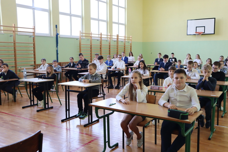 uczniowie piszą test 