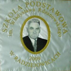 Awers sztandaru, szare tło – na nim portret Władysława Rdzanowskiego