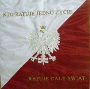 Rewers sztandaru, tło w kolorze biało-czerwonym, na nim godło państwowe.