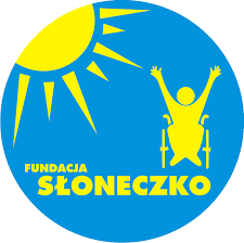 Logotyp. Fundacja Słoneczko. Niebieski okrąg, U góry rysunek słońca, z prawej osoba na wózku inwalidzkim
