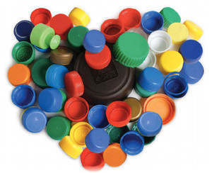 Kolorowe plastikowe zakrętki od butelek ułożone w kształt serca Kolorowe plastikowe zakrętki od butelek ułożone w kształt serca