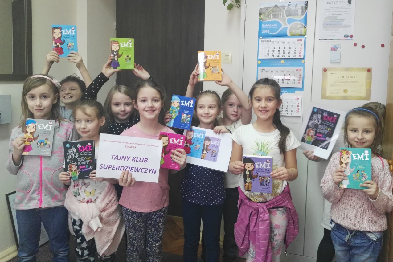 Grupowe zdjęcie dziewczynek trzymających dyplomy, uczestniczek zajęć.