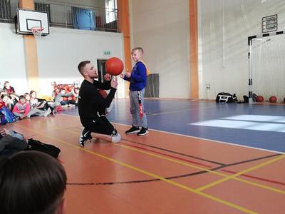 Trener pokazujący sztuczkę piłką koszykarska