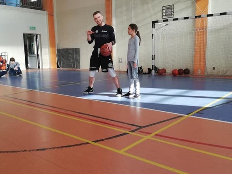 Trener koszykówki Kacper Lachowicz wraz z uczniem