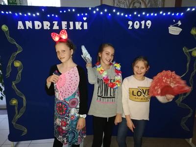 Trzy dziewczynki z wachlarzami. W tle napis - andrzejki 2019