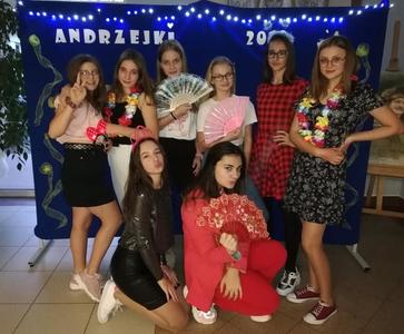 Grupa dziewcząt z wachlarzami. W tle napis andrzejki 2019