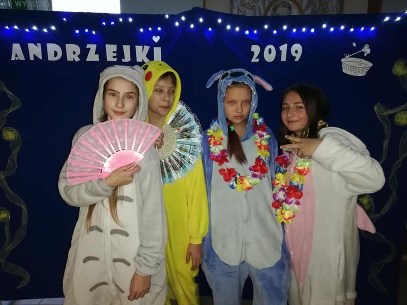 Grupa przebranych w stroje dziewczyn