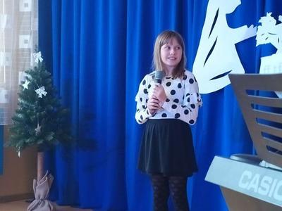 Uśmiechnięta dziewczynka z mikrofonem 