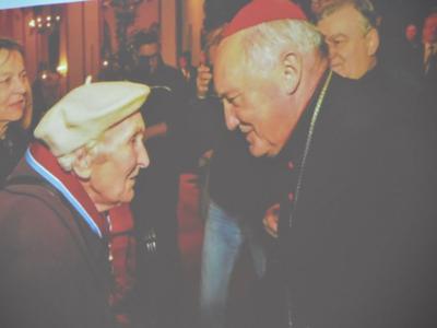 Barbara Gancarczyk na zdjęciu z księdzem