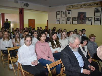 Grupa uczestników spotkania z Panią Barbarą Gancarczyk siedzących na krzesłach 