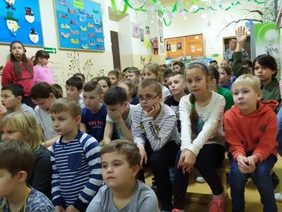Grupa siedzących dzieci które brały udział w spotkaniu