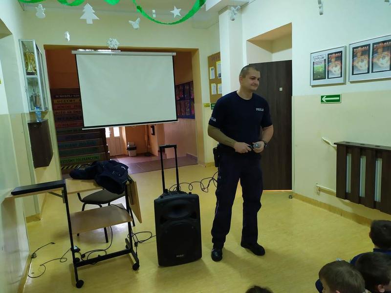 Policjant stojący z mikrofonem