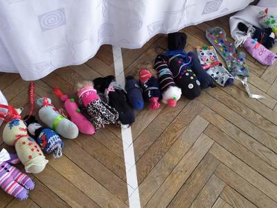 Wypchane skarpetki na podłodze, ozdobione guzikami i wstążkami