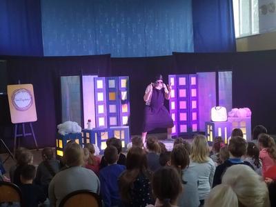Występ Teatru Bajaderka widownia przed aktorem