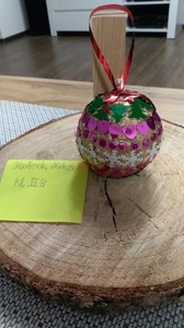 Bombka bożonarodzeniowa oklejona świecącymi kolorowymi papierami