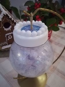 Biała bombka w koronie