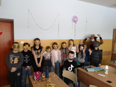 Grupa przebranych dzieci stojących przy ścianie