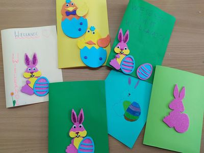 Kartki ozdobione królikami oraz jajkami z papieru
