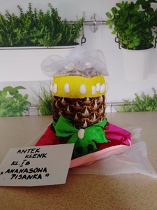 Napis Antek Klen 1b "Anna Sówka PISANKA", obok jajko zrobione z ananasa
