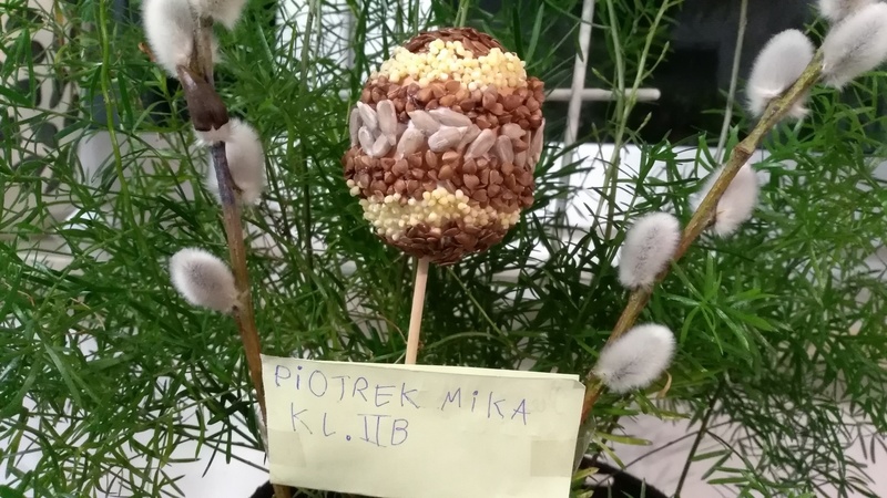 Pisanka Wielkanocna ozdobiona nasionami  podpisana Piotrek Mika klasa 2b