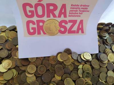 Kartka z napisem góra grosza położona na pieniądzach