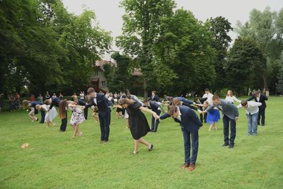 Wszystkie pary robią ukłon