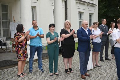 Grupa gości którzy przybyli oglądać uczniów tańczących poloneza 