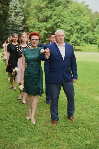 Dyrektor Żaneta Wesołowska w parze z nauczycielem