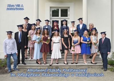 Grupa osób na schodach. Napis Absolwenci Szkoły Podstawowej im. Władysława Rdzanowskiego w Radziejowicach klasa 7a