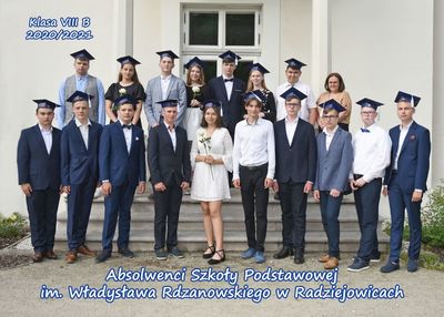 Grupa uczniów na schodach. Napis Absolwenci Szkoły Podstawowej im. Władysława Rdzanowskiego w Radziejowicach klasa 7b