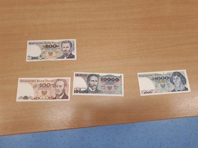 Banknoty 100, 200, 1000 i 10000 zł sprzed denominacji.
