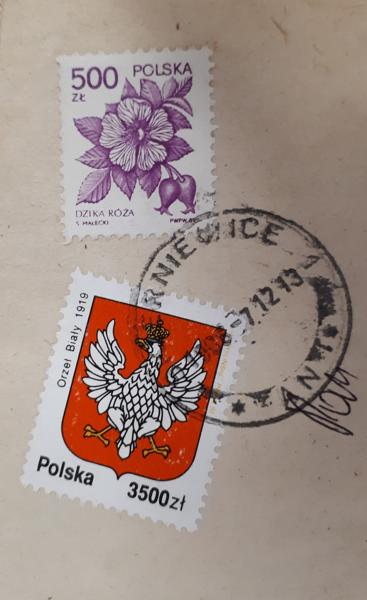 Zdjęcie przedstawia stare znaczki pocztowe z dawnymi cenami.