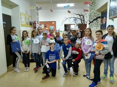 Grupa dzieci wraz z nauczycielem.