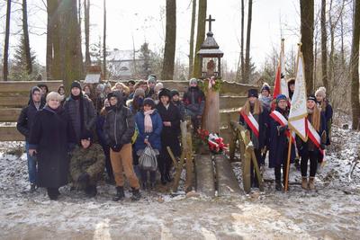 Zdjęcie uczestników przy kapliczce.