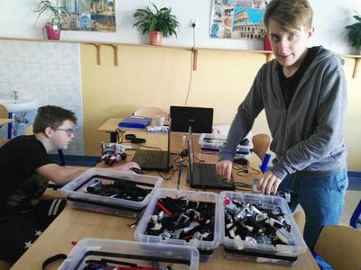 Dwóch chłopców z częściami do robotów