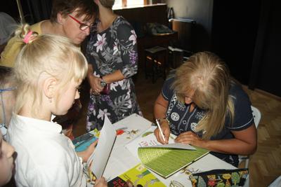  Agnieszka Frączek składająca autografy.