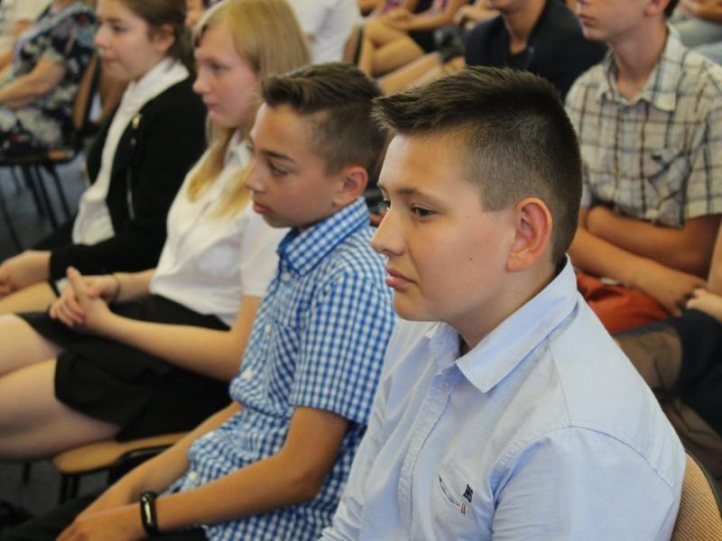 Uczniowie siedzący na krzesłach
