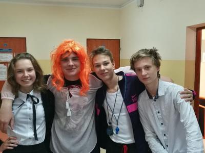 Grupa czterech uczniów trzymająca się za ramiona.