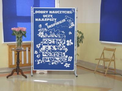 Tablica z napisem "Dobry nauczyciel uczy, najlepszy inspiruje"
