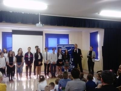 Grupa osób. Uczniowie, Wójt oraz Dyrektor Gminnego Centrum Oświaty.