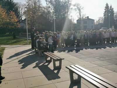 Uczniowie ustawieni w rzędzie na placu