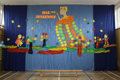 Scena z jesiennymi dekoracjami. Napis "Bal jesienny".