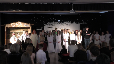 Jasełka. Dzieci występują na scenie.