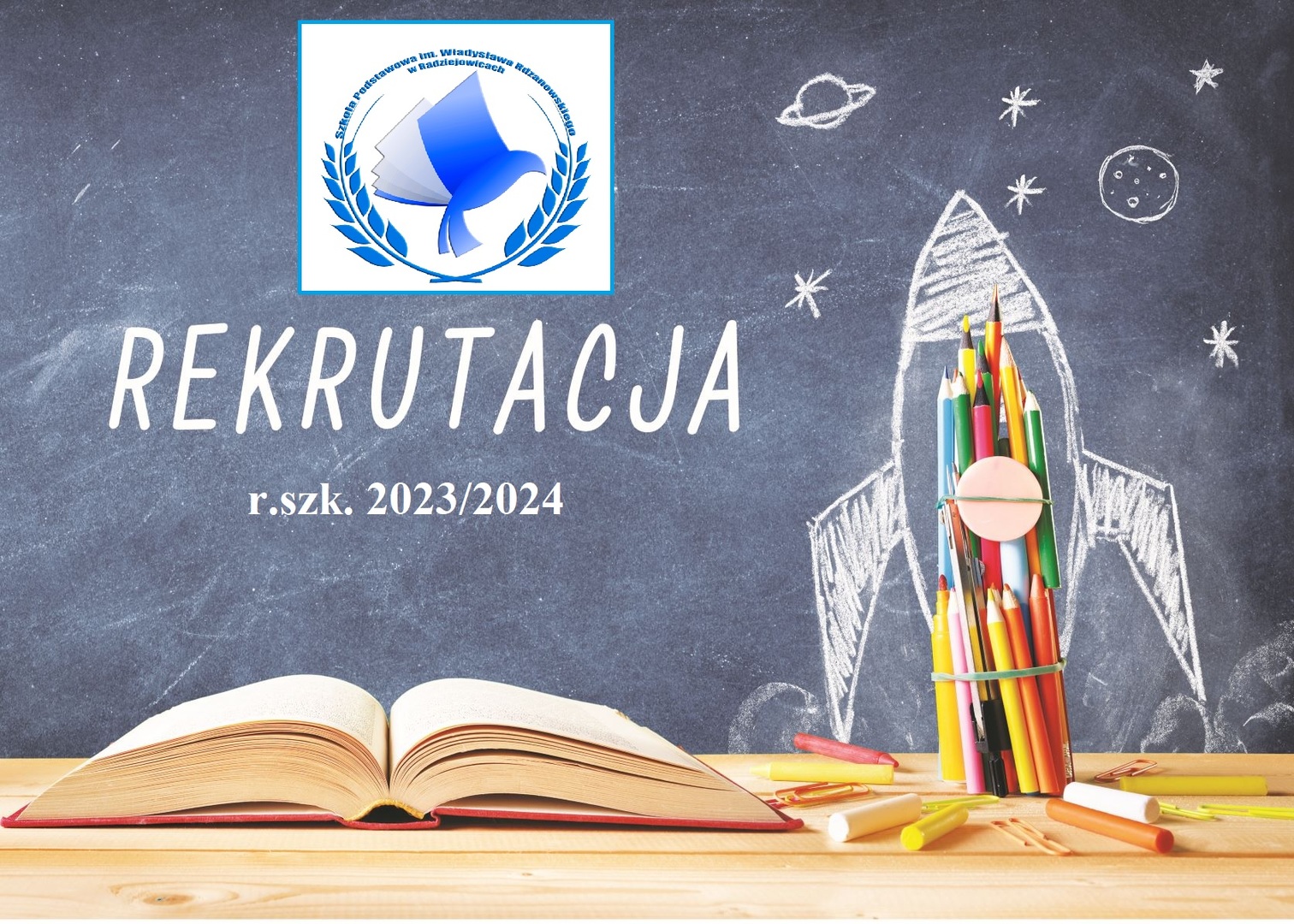 Ilustracja. Napis: Rekrutacja do klasy pierwszej. W tle tablica i przybory szkolne.